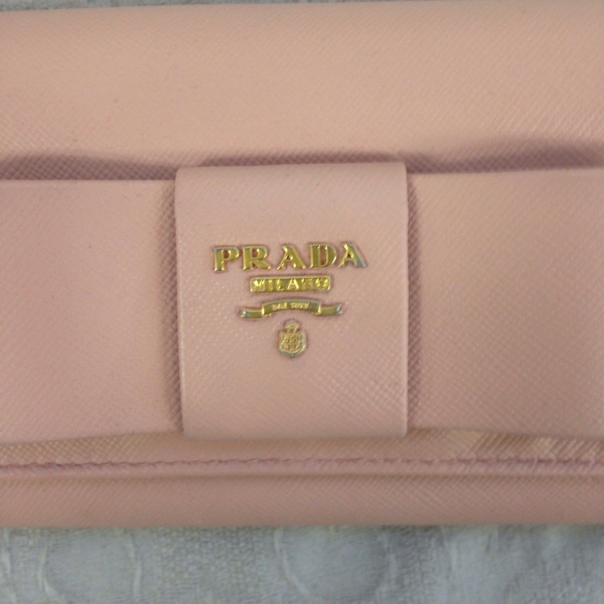 プラダ　ピンク　サフィアーノ　リボン　PRADA　長財布　A2　ソファー、鞄、バッグ、修理、張替、黒ずみ汚れ、クリーニング、色移り、擦り傷、染め直し